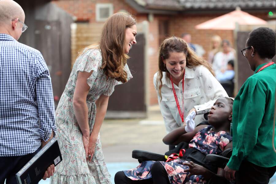 Kate Middleton, toujours rayonnante au moment de rencontrer des enfants, ici à Londres le 25 juin