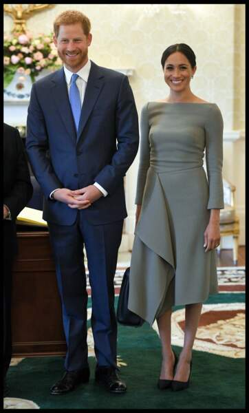 Le prince Harry et Meghan Markle, en robe asymétrique Roland Mouret, à Dublin le 11 juillet 2018