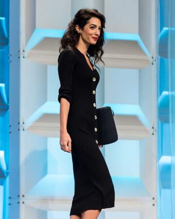 Amal Clooney en tenue de travail : une robe longue, noire à boutons