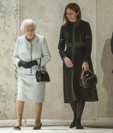 La reine est arrivée au défilé, accompagnée de Caroline Rush du British Fashion Council.