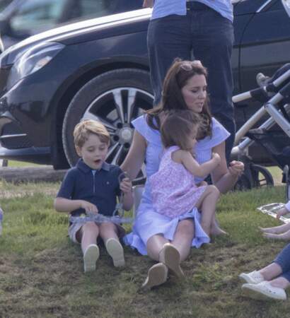 Le prince George et la princesse Charlotte font les petits fous au parc avec Kate Middleton en juin 2018