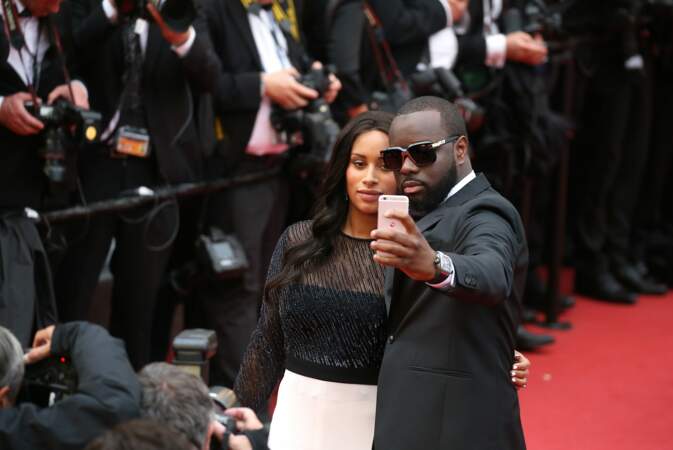 Maitre Gims et sa femme Demdem se prennent en photo lors du Festival de Cannes
