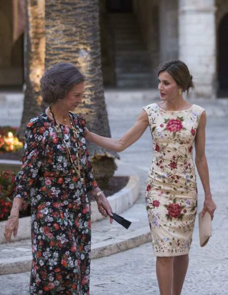 La belle-mère de Letizia, la reine Sofia, a elle aussi opté pour une robe fleurie