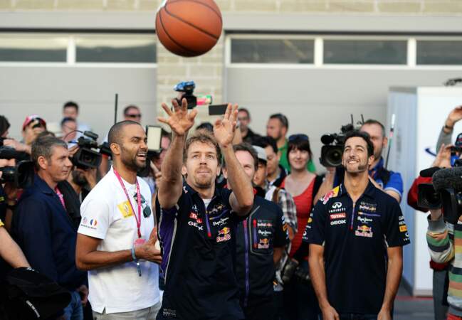Le pilote Sebastien Vettel s'essaie au basket avec Tony Parker