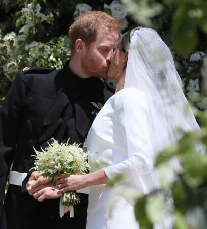 Un baiser fougueux pour les jeunes mariés Meghan Markle et le prince Harry au château de Windsor.