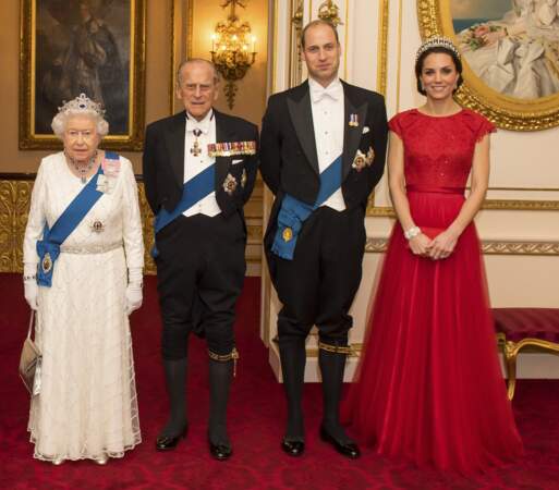 Aux côtés de son époux et de la reine et du roi, elle est sublime en octobre 2016 dans sa robe de bal pourpre