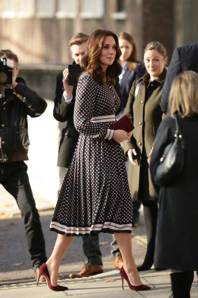 Kate Middleton, déjà enceinte du prince Louis, porte une jolie robe bohème Kate Spade en novembre 2017