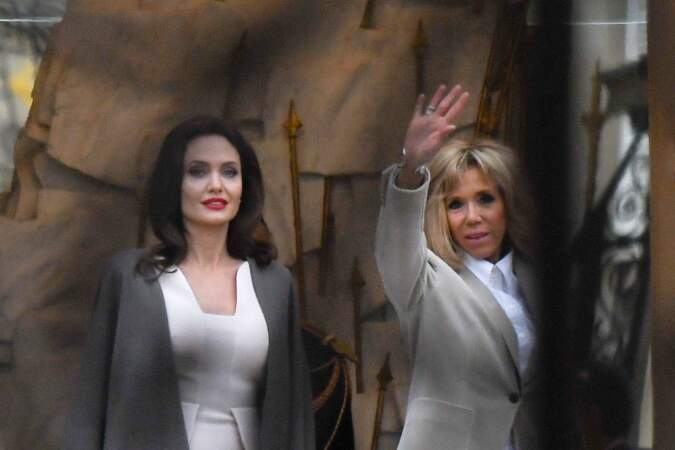 Angelina Jolie et Brigitte Macron quittent l'hôtel Meurice pour un rendez-vous au palais de l'Elysée 