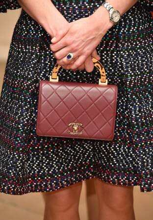 Kate Middleton a opté pour une robe manteau à motifs signé Chanel avec un sac et une ceinture de la marque.