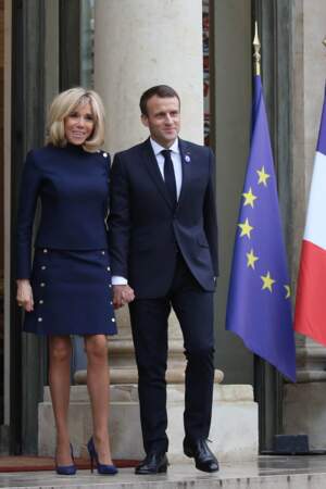 Brigitte Macron dans un ensemble bleu "navy" : la presse anglaise la compare à Britney Spears avec humour