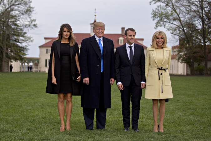Brigitte Macron en tailleur jaune pâle signé Louis Vuitton et Melania Trump en cape Givenchy