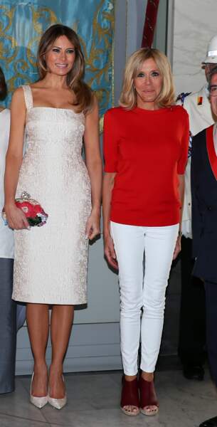 Autre temps, autre moeurs : Avec Melania Trump, Brigitte porte aussi le pantalon blanc.