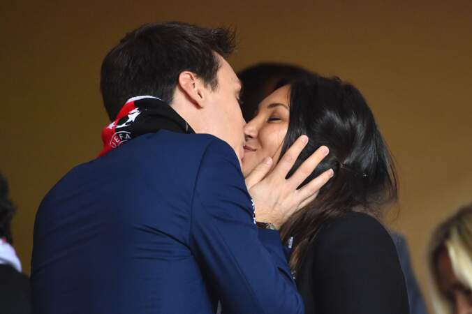 Louis Ducruet embrasse sa fiancée Marie pendant un match du club de football de Monaco 