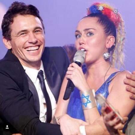 Avec Miley Cyrus lors du festival Hilarity for Charity