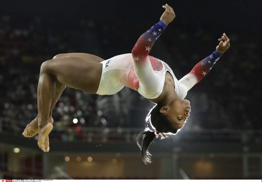 La gymnaste américaine Simone Biles défie la gravité
