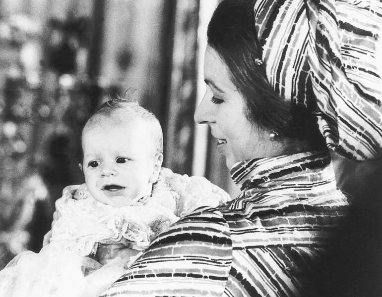 La princesse Anne pose avec son fils Peter Phillips, à l'occasion de son baptême à Buckingham, 12 décembre 1977