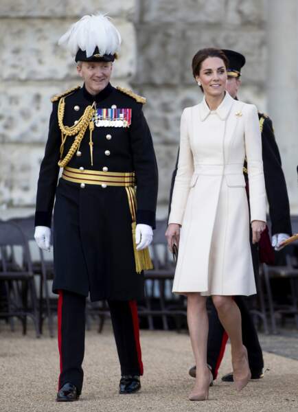 Kate Middleton en manteau crème et jambes nues
