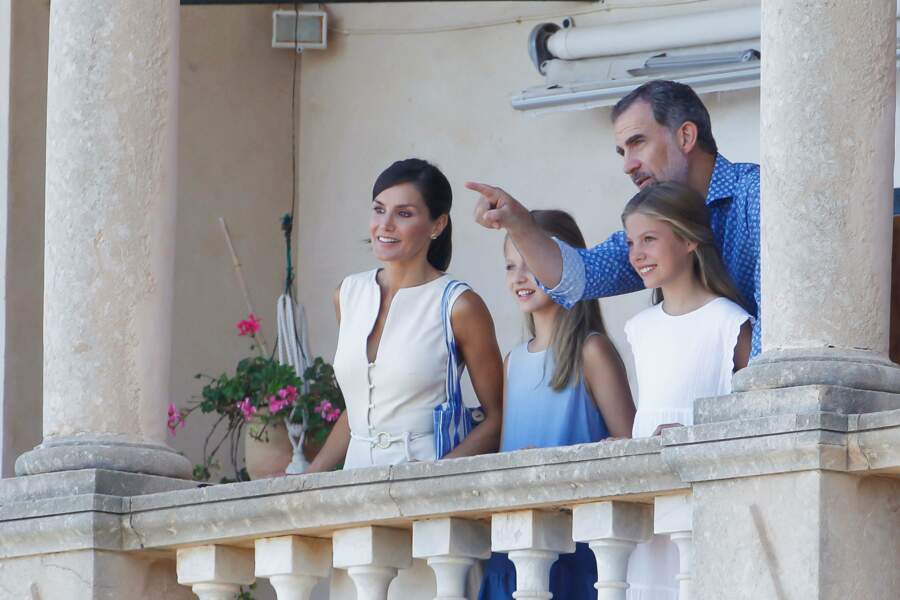 Letizia et Felipe d'Espagne étaient ravis d'apprendre des choses à leurs filles Leonor et Sofia
