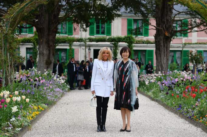 Brigitte Macron et Akie Abe, femme du premier ministre du Japon, souriantes à Giverny