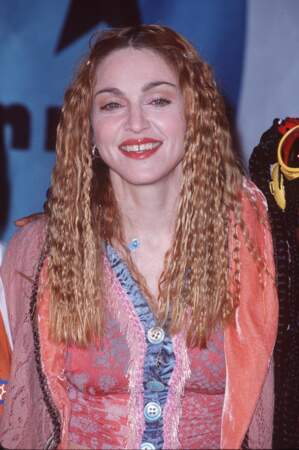 Madonna et ses cheveux longs effet gaufré, pour les Kids Choice Awards en 1998