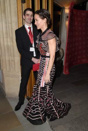 Pippa Middleton élégante dans sa robe colorée, longue et fluide