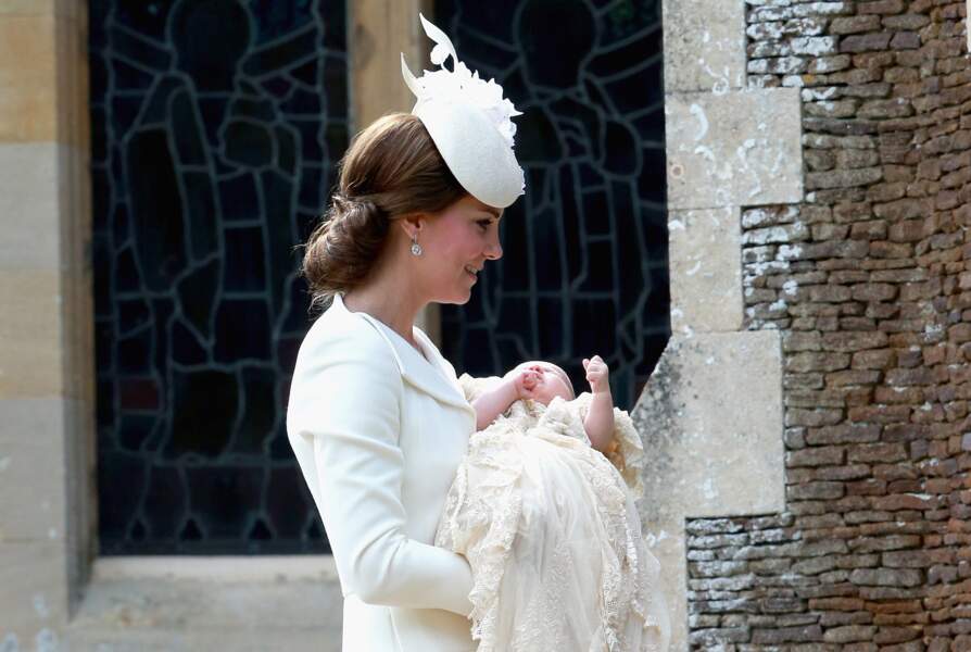 La princesse Charlotte dans les bras de Kate Middleton, après son baptême à Sandringham, le 5 juillet 2015