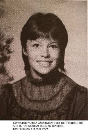 Pamela Anderson pose pour la photo de classe de son lycée, en 1984