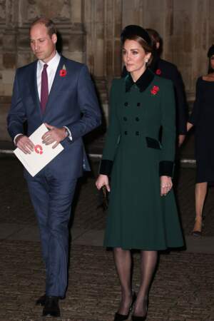 Le 11 novembre, Kate Middleton recycle un de ses manteaux, tout comme Meghan Markle son tailleur-jupe