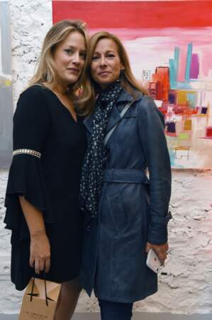 Avec l'artiste Carloine Faindt, Anne Gravoin prend la pose avec son trench bleu porté la semaine précédente.