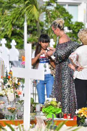Laeticia et Jade font une dernière visite sur la tombe de Johnny le 15 janvier 2018