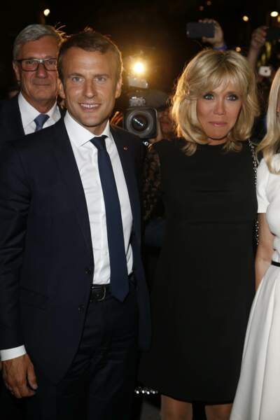 23 août 2017  :Brigitte Macron remet pour la seconde fois la robe noire aux manches transparentes en Autriche