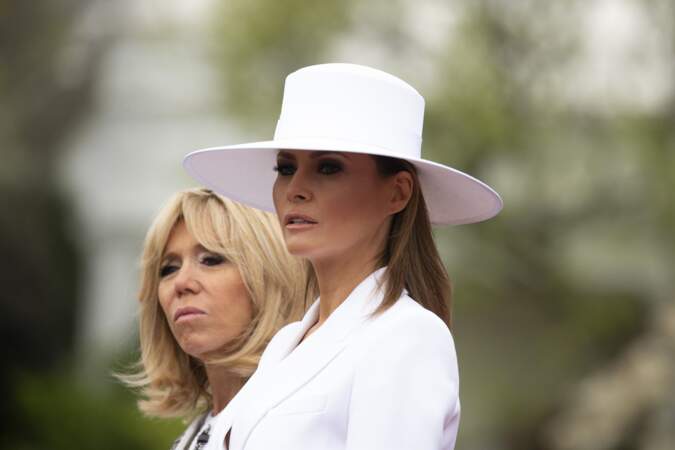 Melania en ensemble Michael Kors et chapeau à bords larges avec Brigitte Macron à Washington, le 24 avril 2018