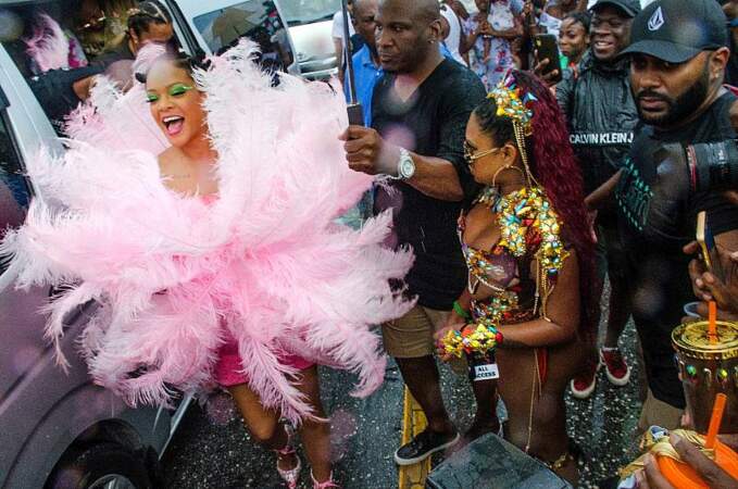 Rihanna, son sourire éclatant alors qu'elle commence la parade