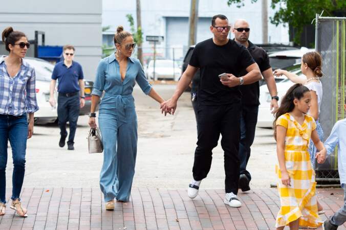 Jennifer Lopez très décolleté, arbore aussi un sac Hermès en croco, à Miami, le 20 avril 2019.