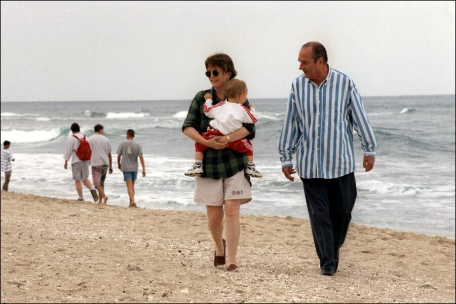 Jacques et Claude Chirac avec son fils Martin dans les bras, en vacances sur l'île de la Réunion, en 1997