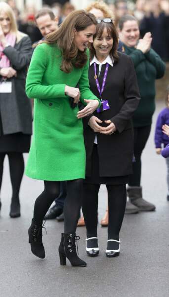 Kate Middleton a fait sensation en robe verte flashy et une paire de boots montantes