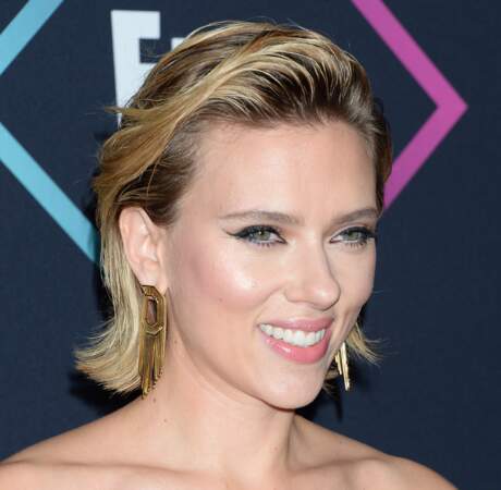 Le wet look, la coiffure parfaite de Scarlett Johansson pour mettre en valeur son blond holywoodien. 