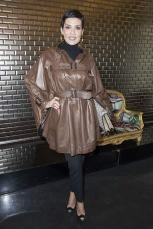 Un trench en cuir comme un indispensable du vestiaire : Cristina Cordula le porte pour le défilé Jean-Paul Gaultier