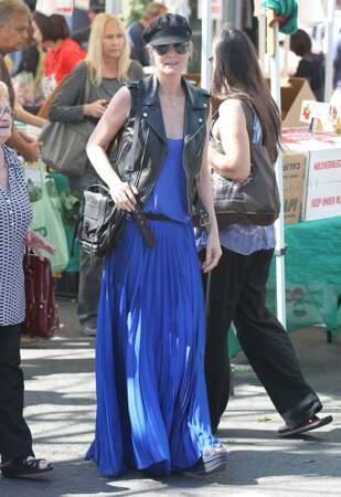 Laeticia Hallyday en robe plissée extra longue et perfecto sans manche à Pacific Palisades en fevrier 2013