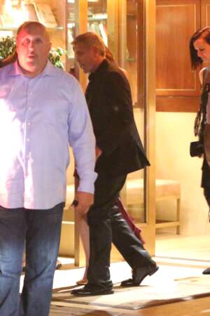 Amal au bras de George Clooney partant du Sunset Tower Hotel le 10 février