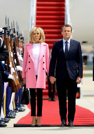 Brigitte Macron (en manteau rose Louis Vuitton) et Emmanuel Macron à leur arrivée aux Etats-Unis le 23 avril 2018
