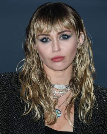 des racines foncées et un blond froid, une couleur stylée pour Miley Cyrus 