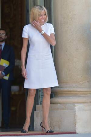 Brigitte Macron, époustouflante en robe blanche estivale