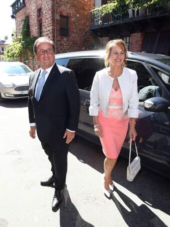 Ségolène Royal et François Hollande arrivent ensemble au mariage de leur fils Thomas Hollande.