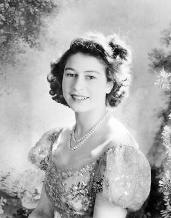 Elisabeth parée de perles, à Londres, en 1946.