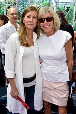 Brigitte Macron et Anne Gravoin au défilé Dior en 2015 