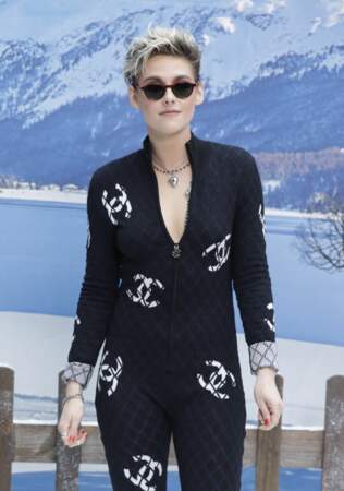 Pour Chanel, Kristen Stewart rend hommage à Karl Lagerfeld avec cette tenue monogrammée.
