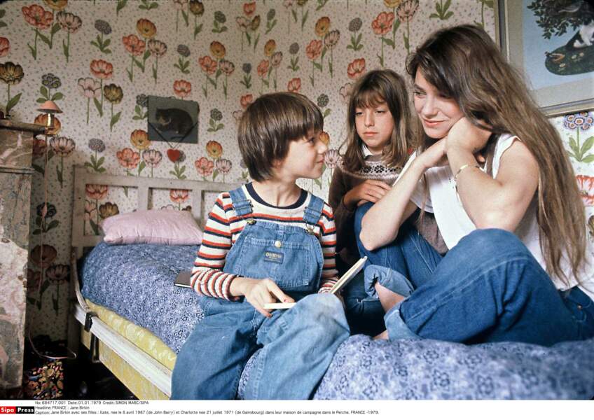 Jane Birkin avec ses filles en 1979 : Kate, née en 67 (de John Barry) et Charlotte née en 71 (de Gainsbourg) 