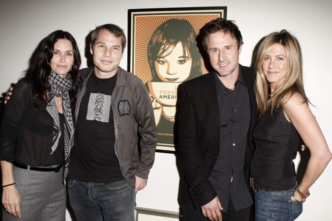 Courteney Cox avec Shepard Fairey, Jennifer Aniston avec David Arquette pendant un cocktail en 2009