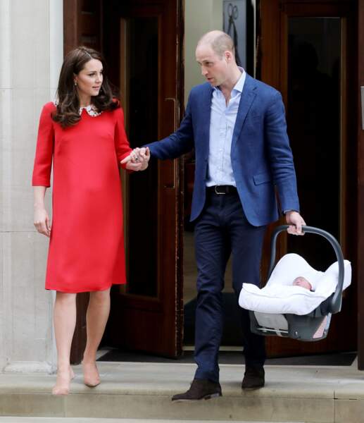 Le prince William et Kate Middleton quittent le St Mary's Hospital après la naissance de Louis, le 23 avril 2018
